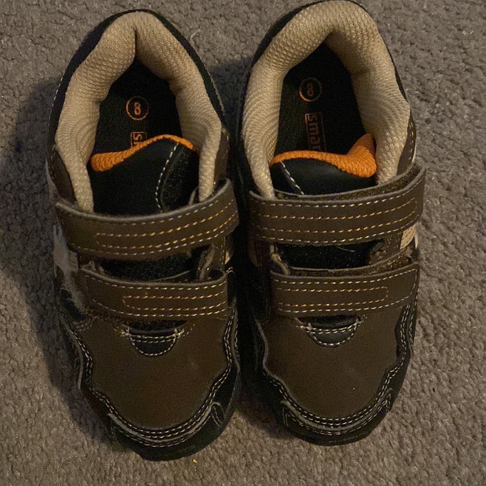 Brown smart fit sneakers toddler size 8. Perfect for walking sneakers!